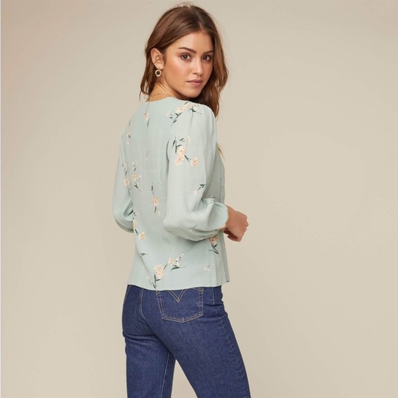 ASTR THE LABEL BUTTON WRAP FRONT FLORAL TOP in Sage Light Green Multi Fl… - Picture 2 of 14